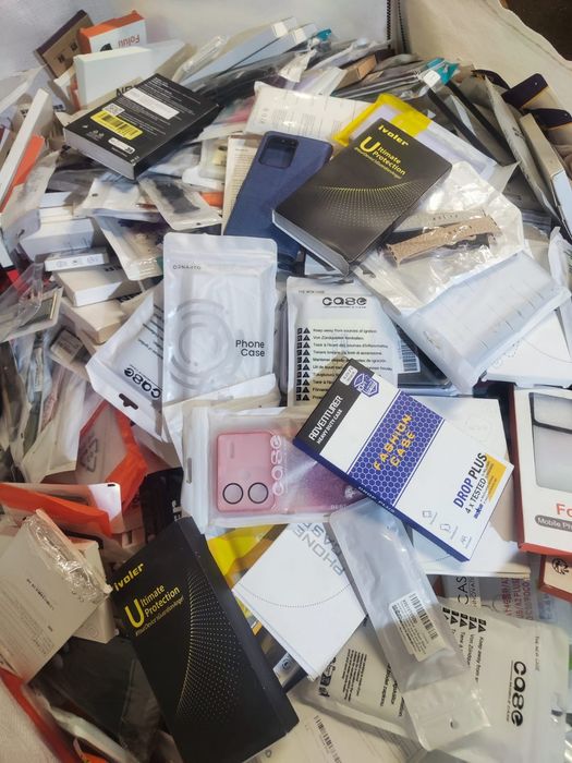 Etui box 1800 sztuk + około 150 pasków do smartwatch'y