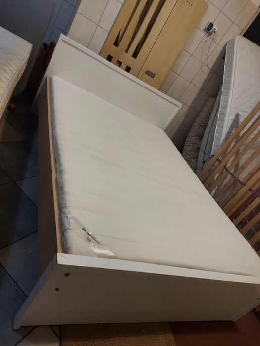 Łóżko 140 x 200 z materacem