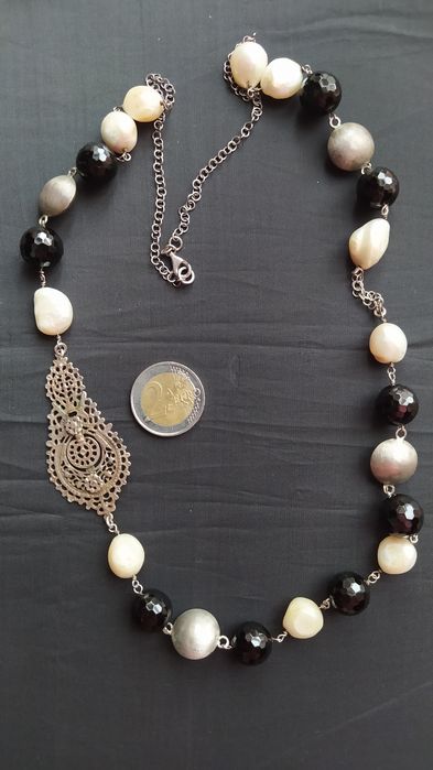 Vários colares e pulseiras em prata