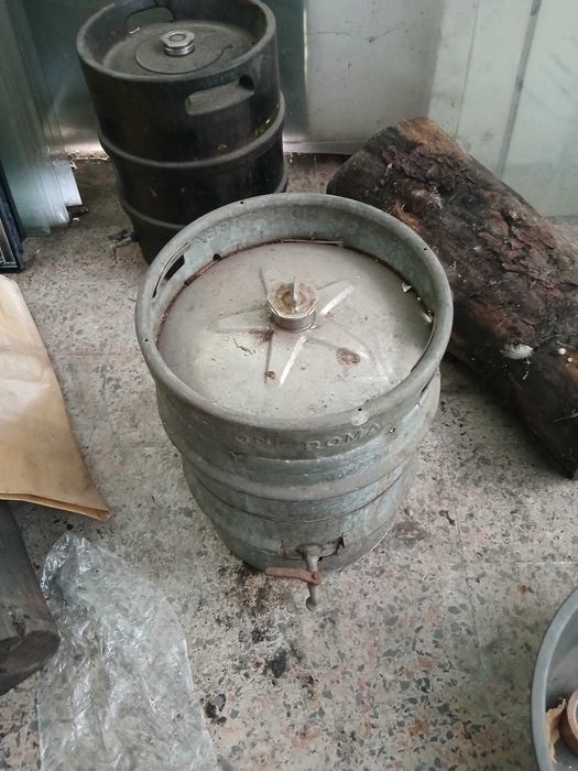 Barris metálicos vazios
