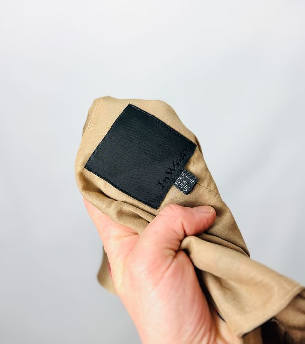 Beżowa sukienka z abstrakcyjnym wzorem S 36