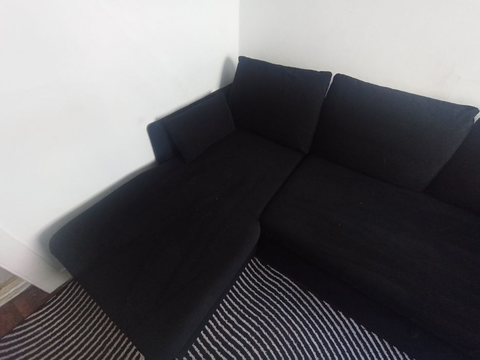 Sofá chaise longue com cama.