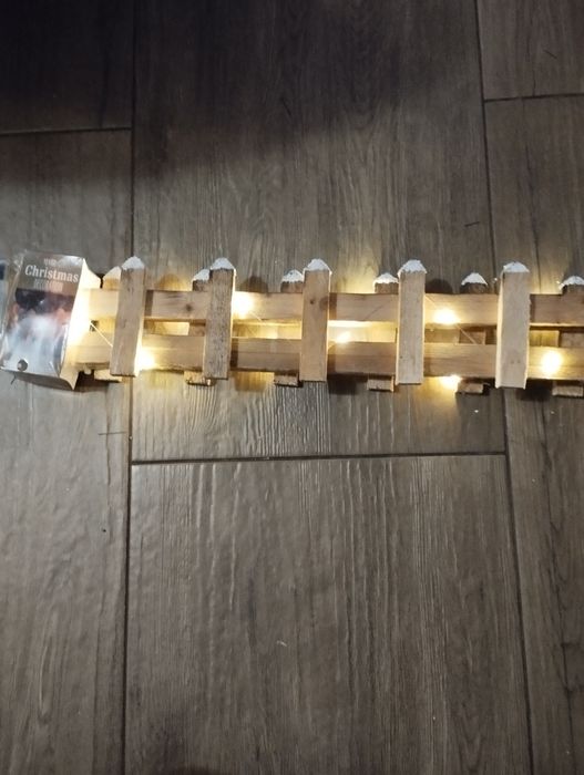 Ozdobny plotek świecący 
Posiada 12 lampek LED 
Wymiary 90 cm x 10cm