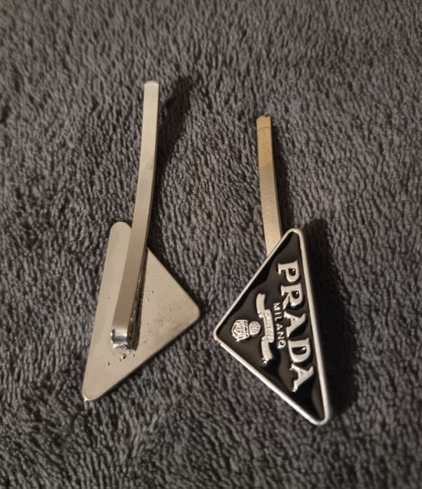 Парные заколки невидимки Prada