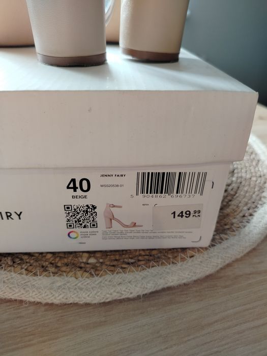 Beżowe sandały na słupku