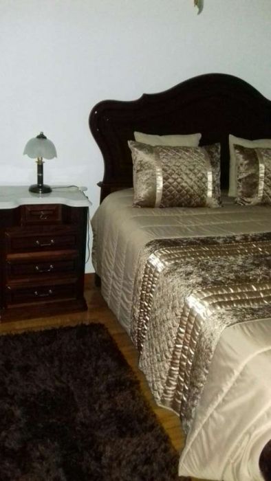 Quarto casal sem roupeiro.