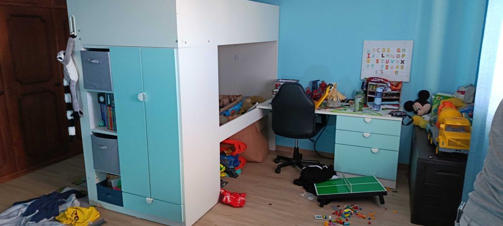 Cama de criança com guarda fatos e secretaria