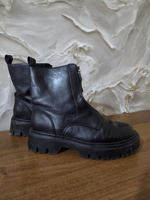 Взуття шкіряне .