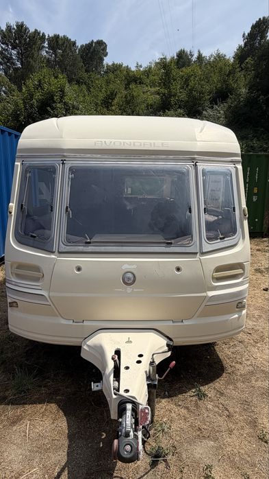 Caravana inglesa Avondale Classic 525 inclui um Avançado.