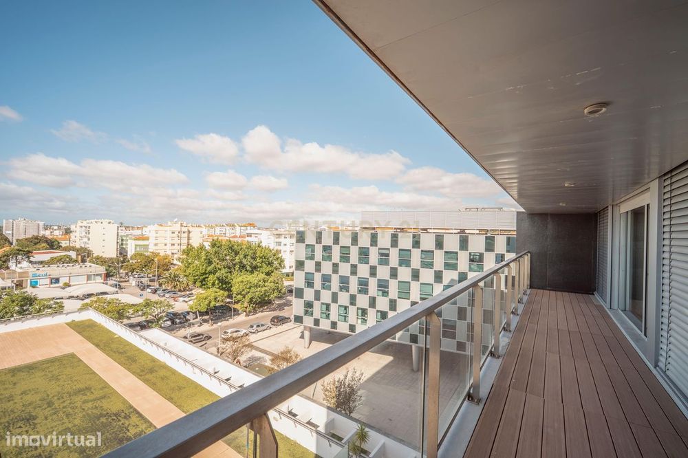 T5+1 Duplex em Linda-a-Velha com 291 m² úteis, 5 estacionamentos e vis