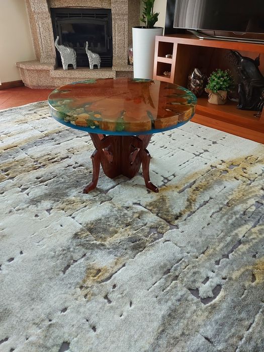 Mesinha de sala em resina epóxi peca unica