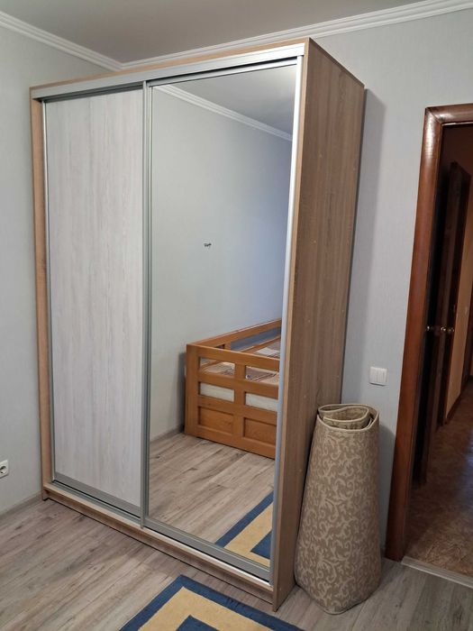Шафа купе б/в на 2дверей.В ідеальному стані.Розмір 2200×1500×60