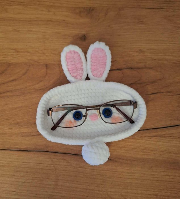 Króliczek, etui, koszyczek na okulary, rękodzieło na szydełku