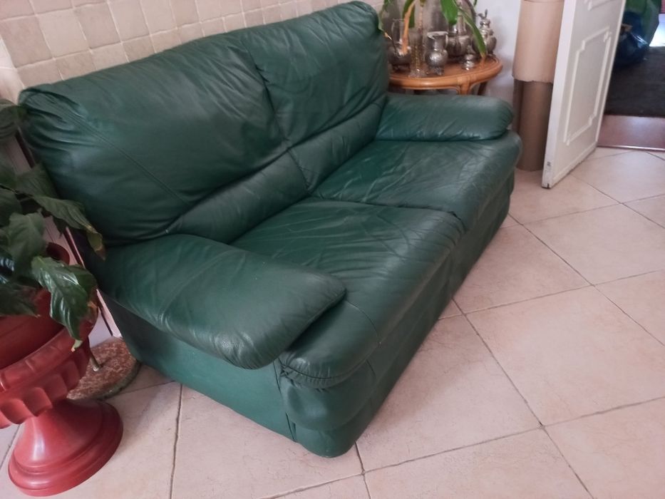 Sofá em pele cor verde dois lugares 20% de desconto até 30 de Novembro