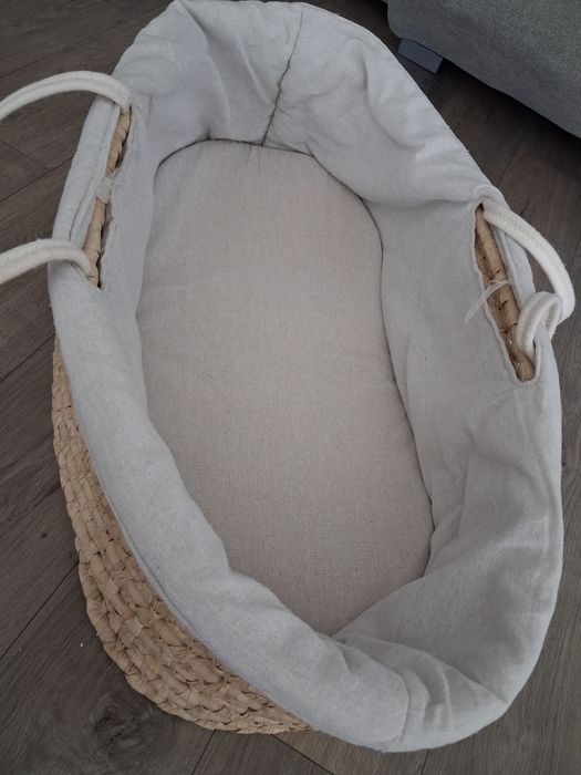 Berço acolchoado com baloiço (alcofa)