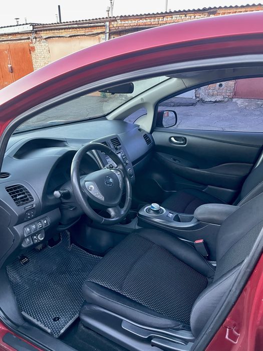 Автомобіль Nissan Leaf 2014 року