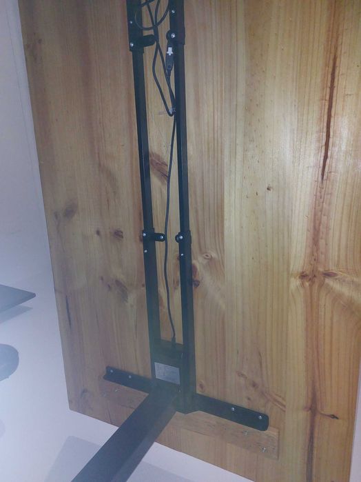 Mesa com tampo de pinho com elevação programada