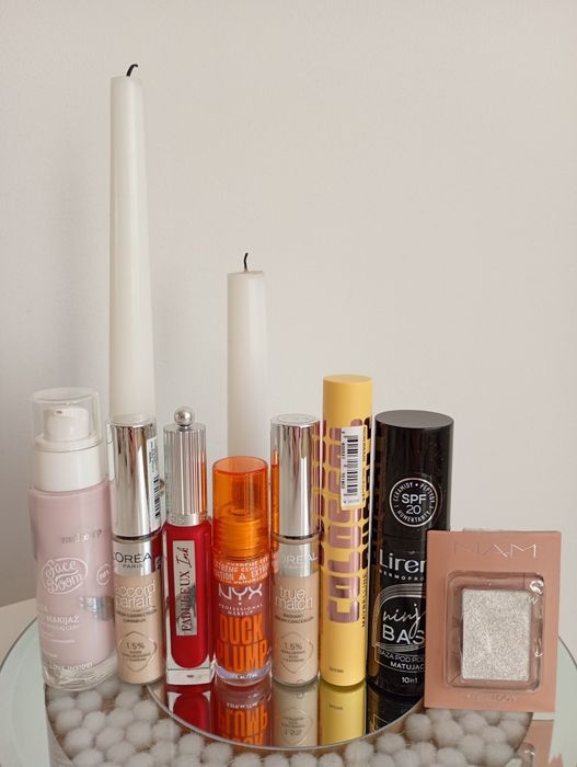 Zestaw nowych kosmetyków do makijażu