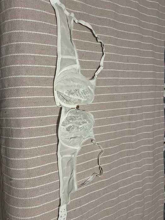 Piekny bialy biustonosz