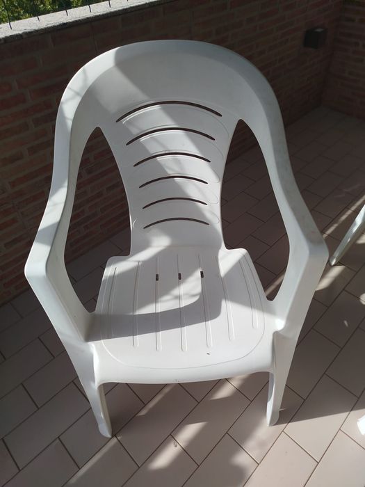 Mesa em resina branca com seis cadeiras