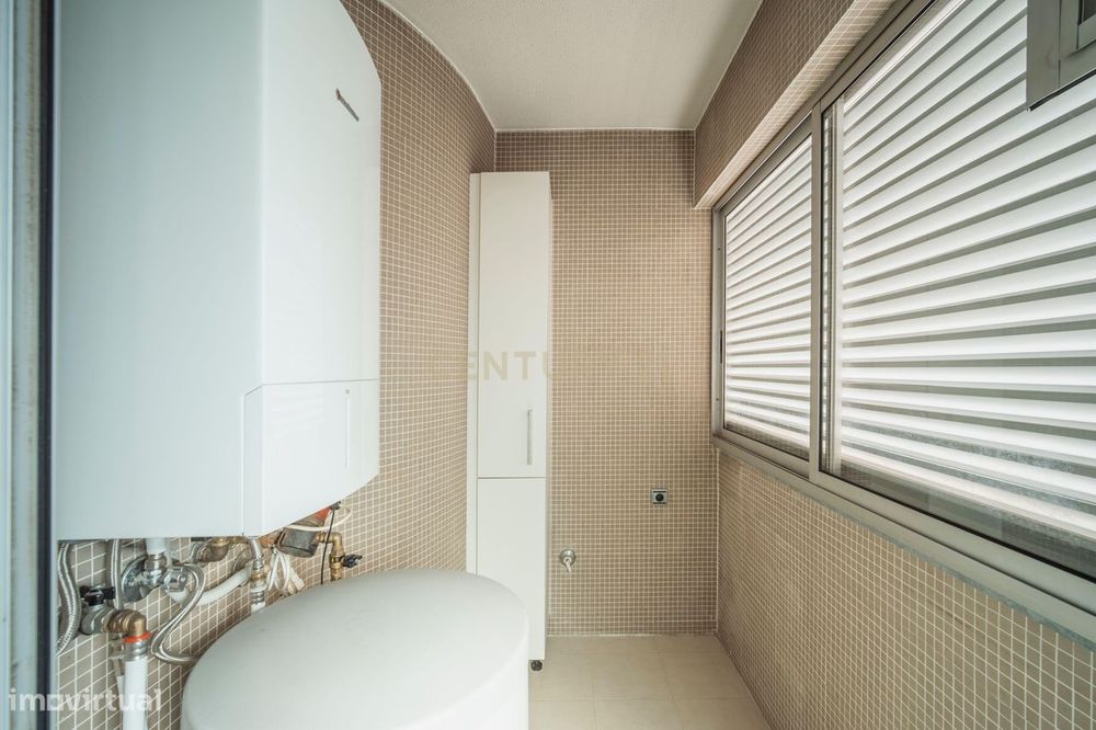 T5+1 Duplex em Linda-a-Velha com 291 m² úteis, 5 estacionamentos e vis