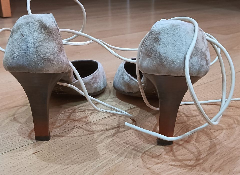 Sapatos de salto elegantes