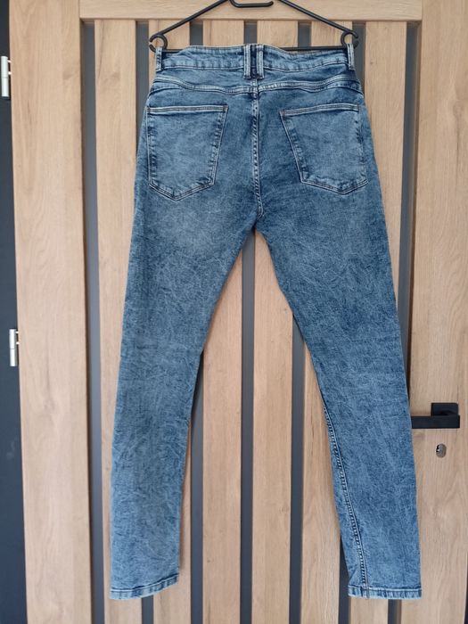 Sprzedam spodnie jeans Cropp 30/34