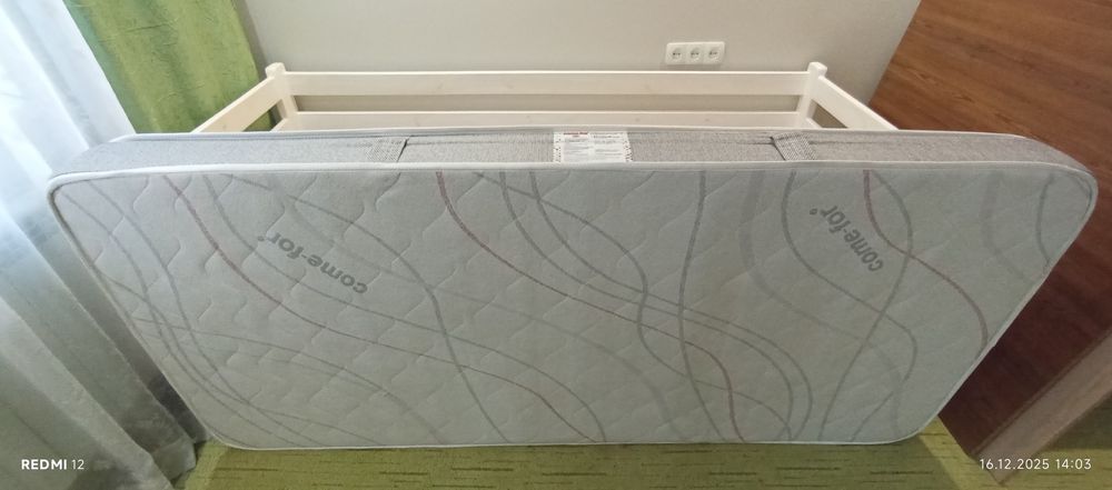 Кровать деревянная