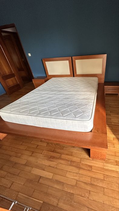 Cama de casal 160x200 + estrado + colchão + 2 mesas de cabeceira