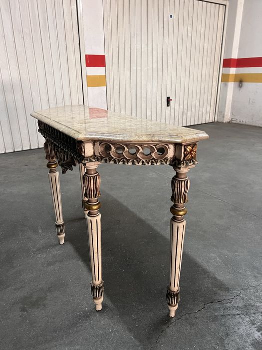 Credência com pedra marmore e espelho