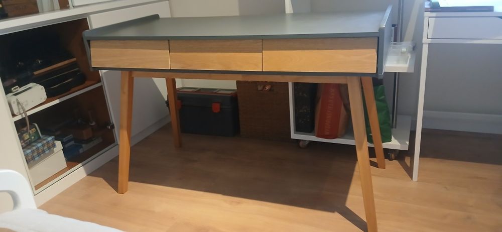 Secretária com gavetas