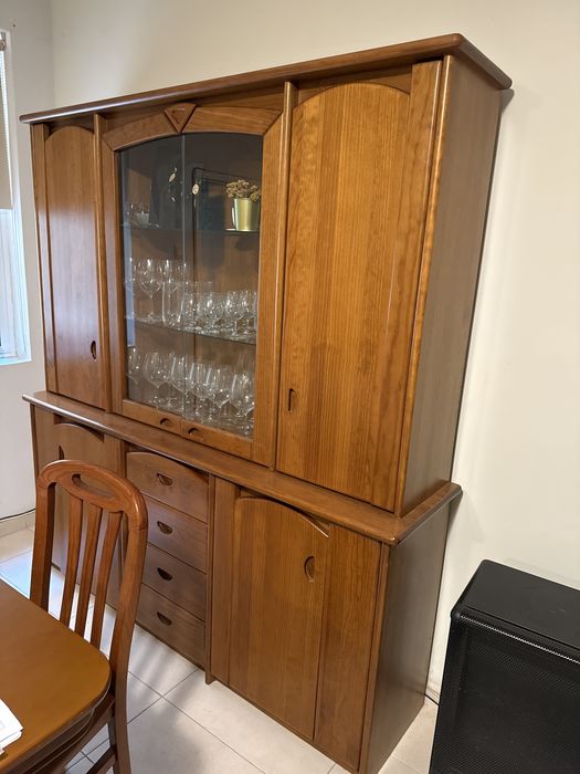 Vitrine com gavetas e portas / Móvel sala de jantar