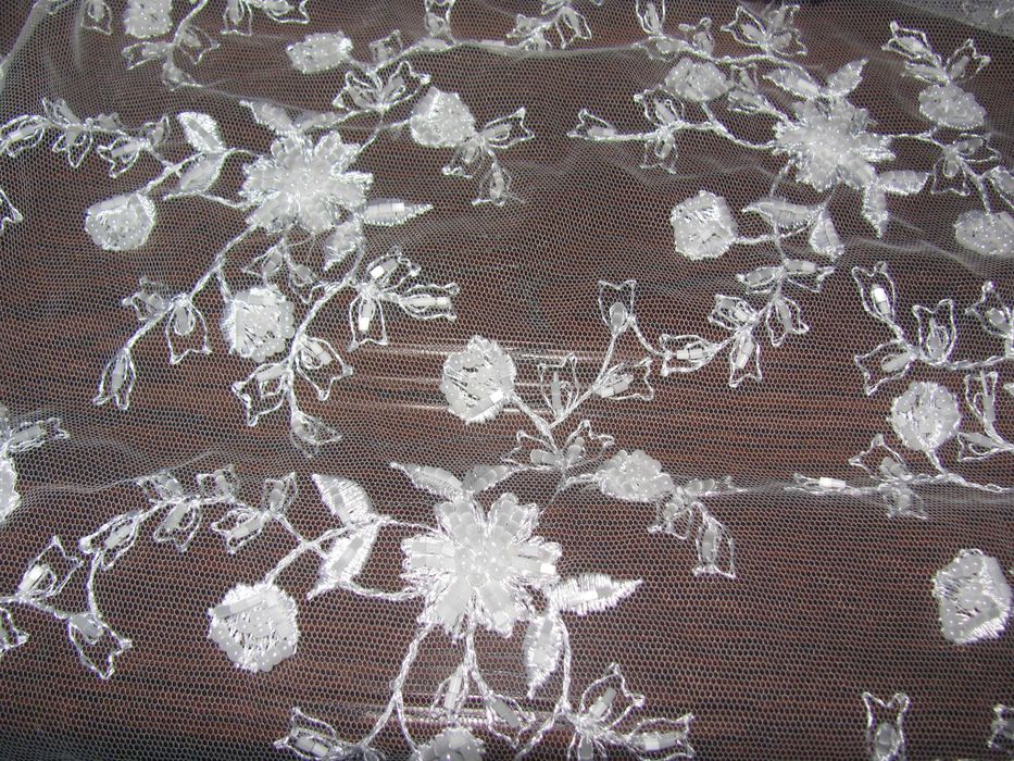 белый гипюр, расшитый бисером, рубкой