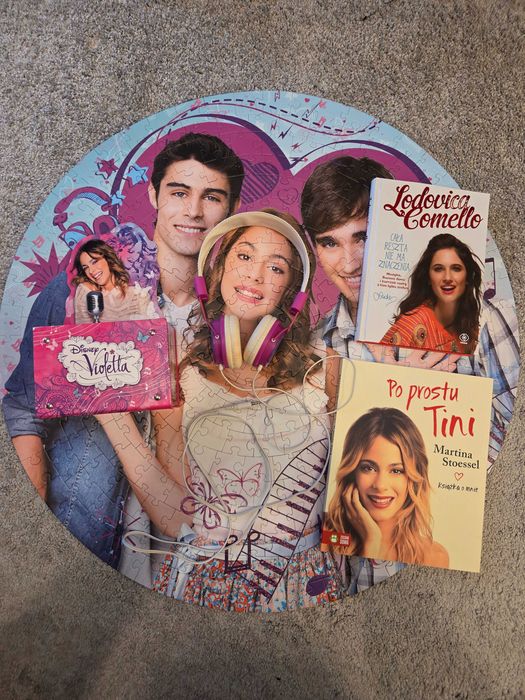 Disney Violetta puzzle, książki, słuchawki, czapeczka.