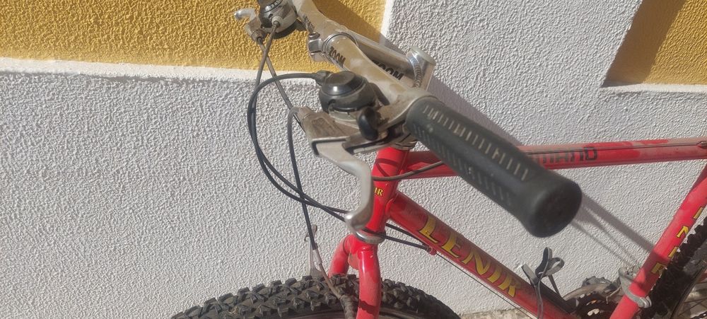 Bicicleta roda 26'' a precisar manutenção