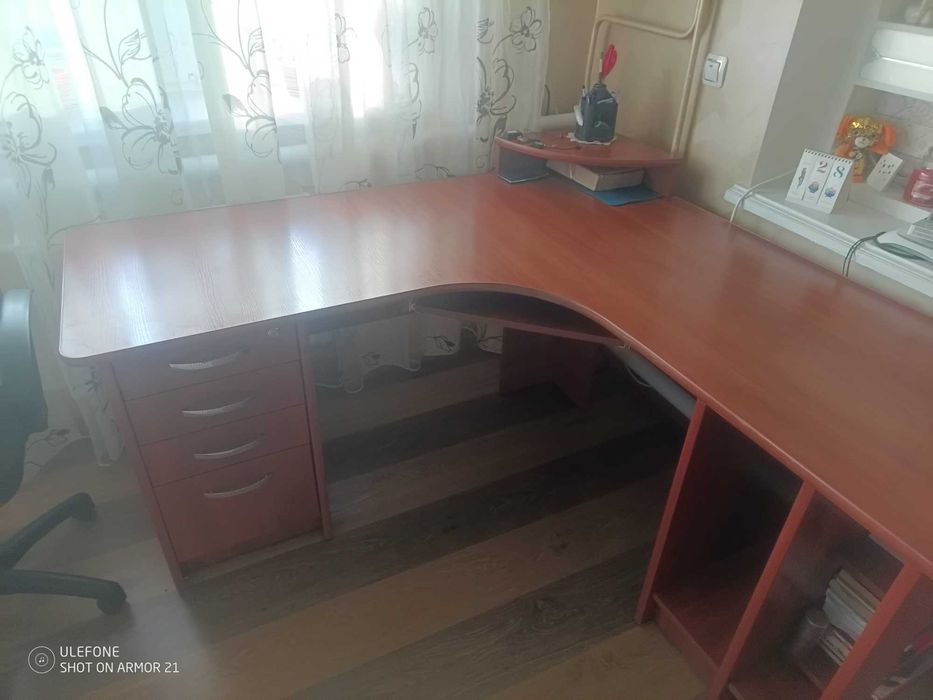 Комп'ютерний стіл