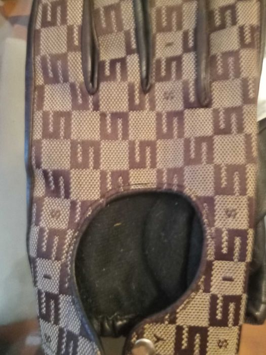 Conjunto da Sisley, carteira,cinto e luvas