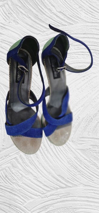 sandalias com salto alto compensado