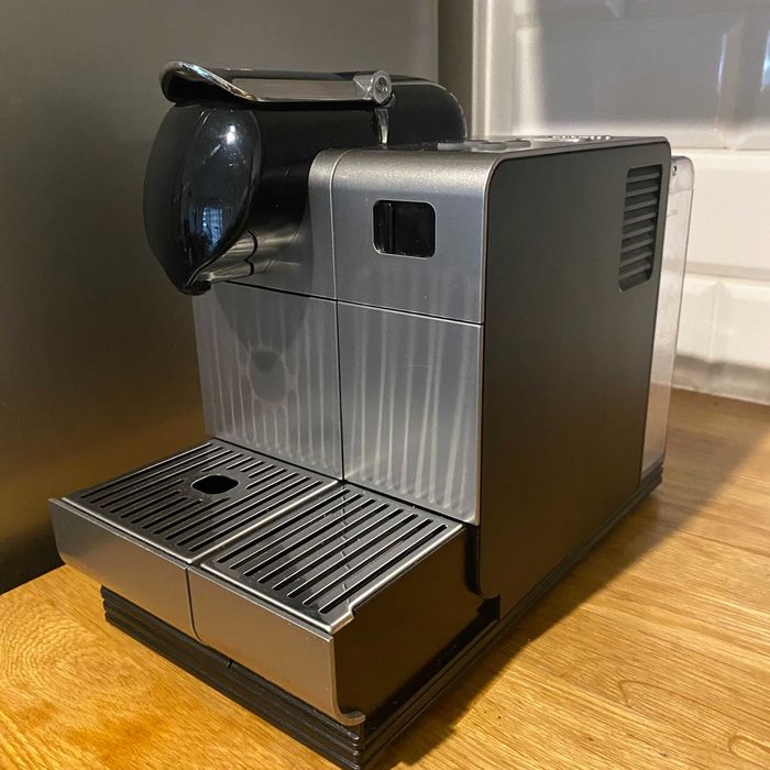 Ekspres kawa Nespresso DeLonghi Lattissima+ EN 520.S + kapsułki