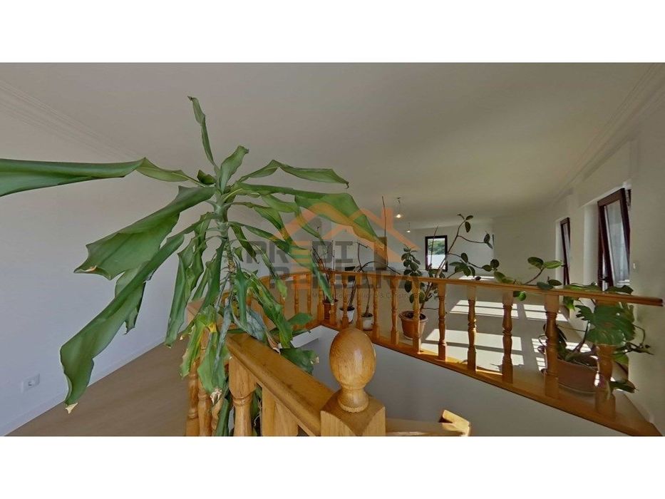 Apartamento T3 duplex remodelado, com box, situado em Casal de Cambra.