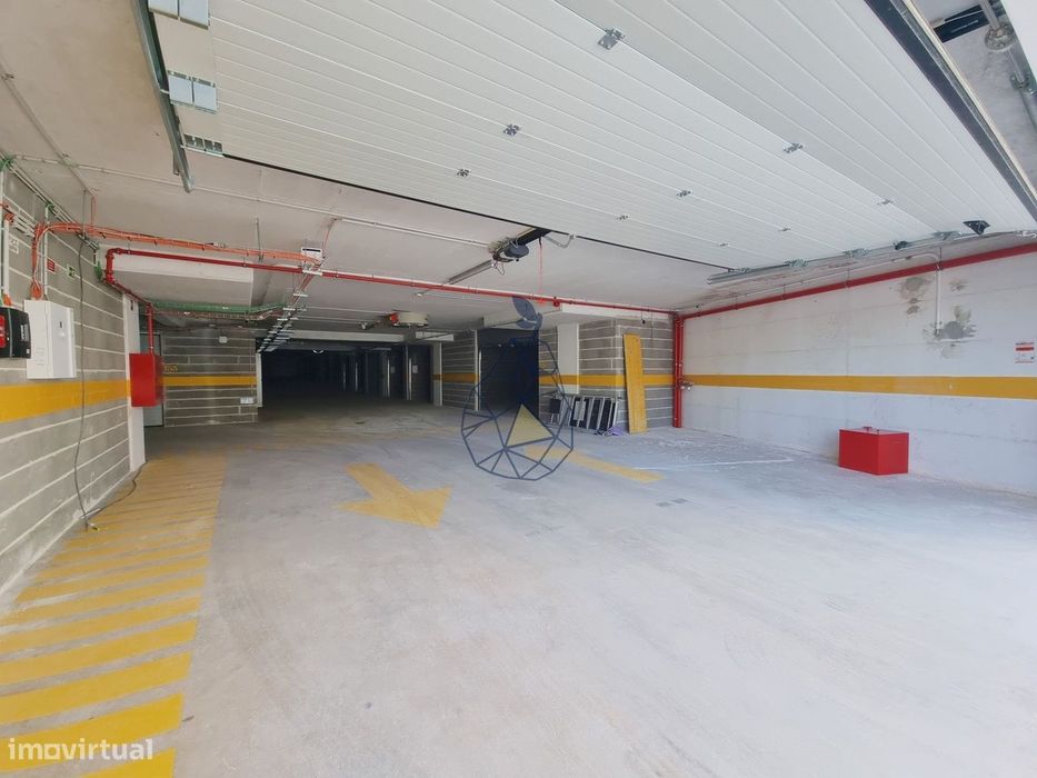 Garagens Box à Venda em Portimão — de 16 m² a 28 m², entre a estação d