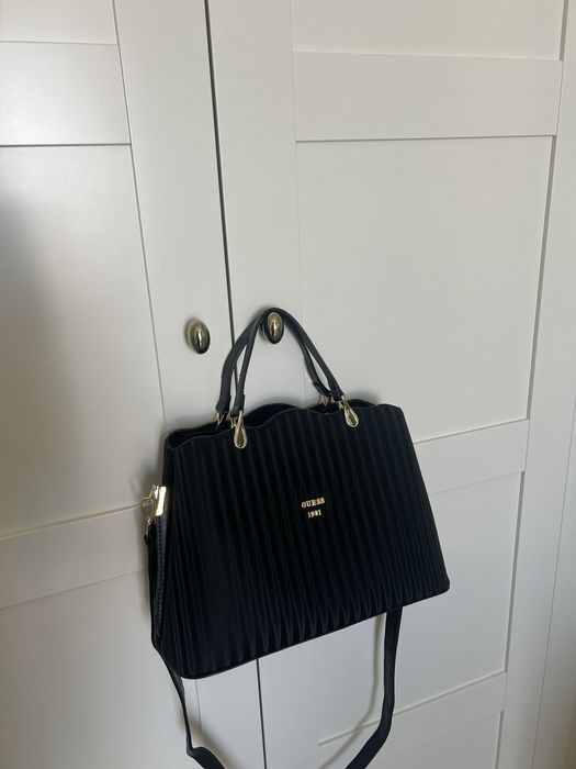 Torebka czarna jak guess