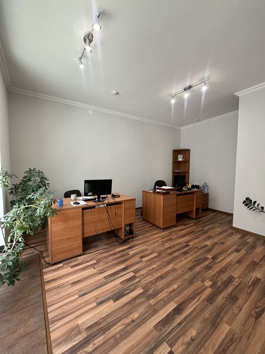 Приміщення в центрі міста, інд.опалення, фасадний вхід,вікна.