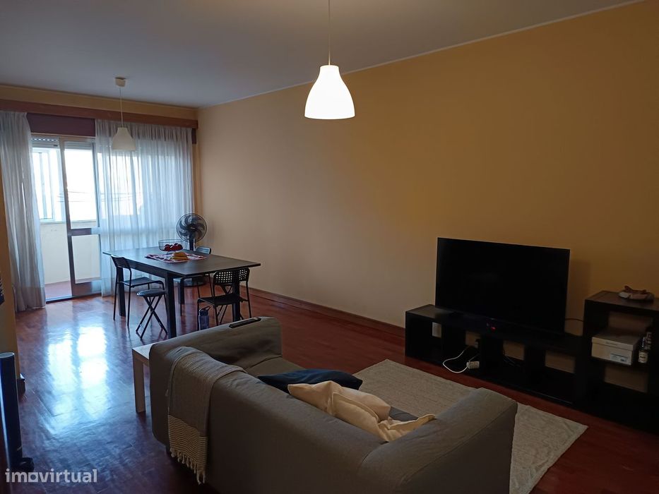Apartamento T3 , na zona do Bonfim, com lugar de garagem e elevador.