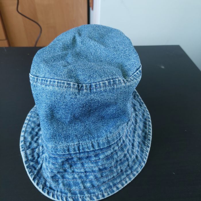 Kapelusz typu bakiet.