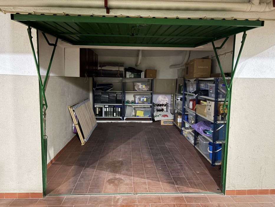 Garagem / Box Fechada de 17m2 em Almada - Eletricidade Independente