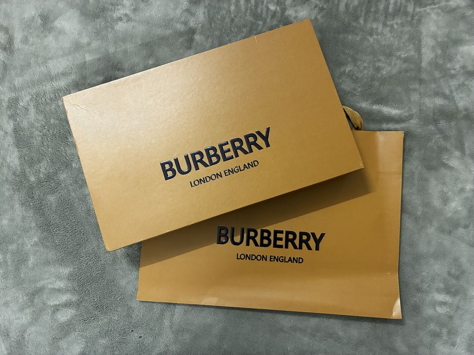 Cachecol Burberry com caixa