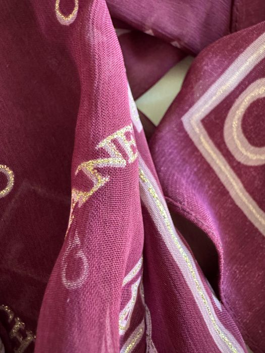 Szal damski ze wzorem Chanel