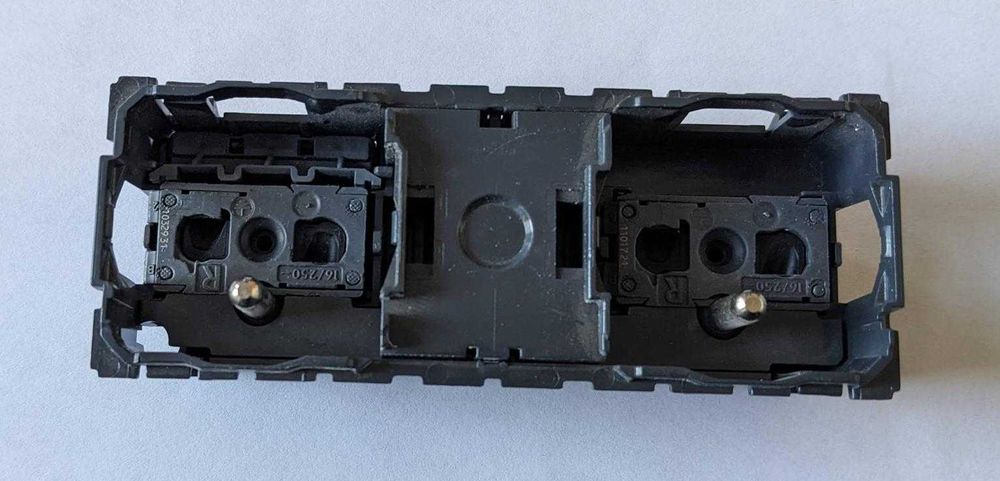 Legrand Celiane 067122 gniazdo podwójne zespolone 2x2P+Z 16A