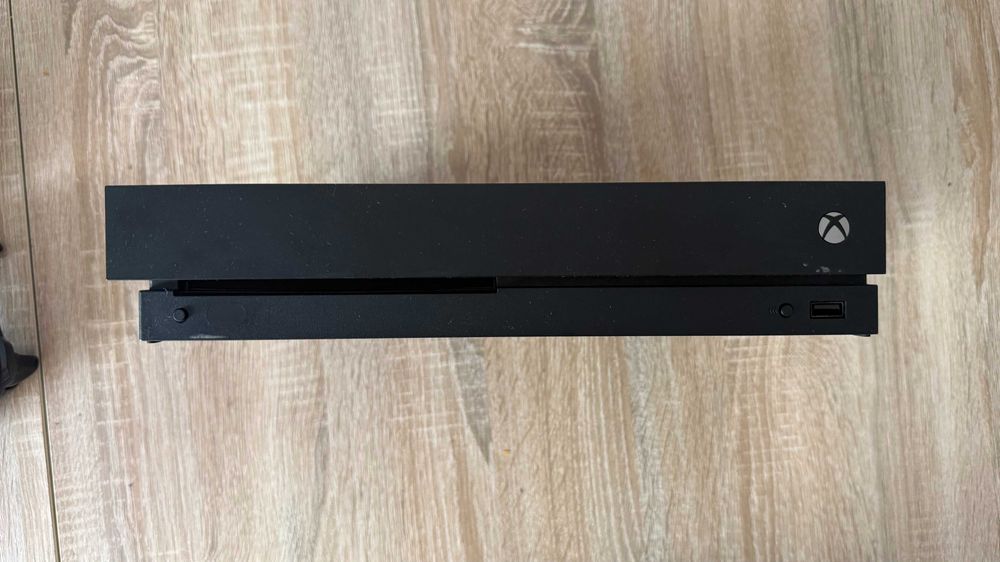 Xbox one X + 2 comandos originais
